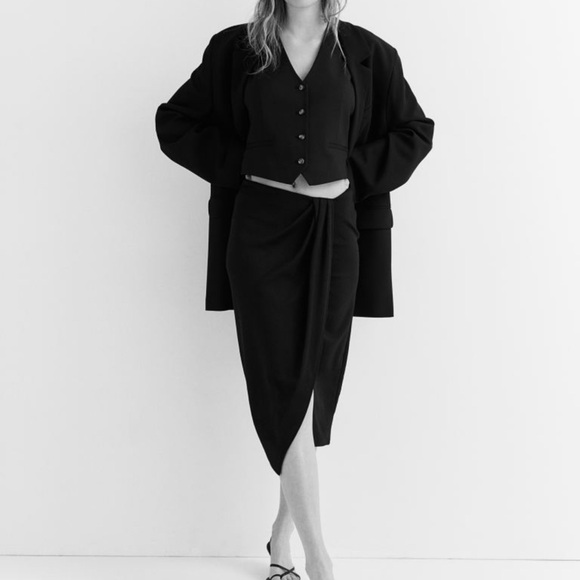 H&M Dresses & Skirts - H&M Textured Wrap Midi Skirt NWT